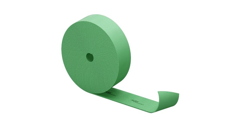 Grüne Schaumstoffrolle mit abgerolltem Ende.